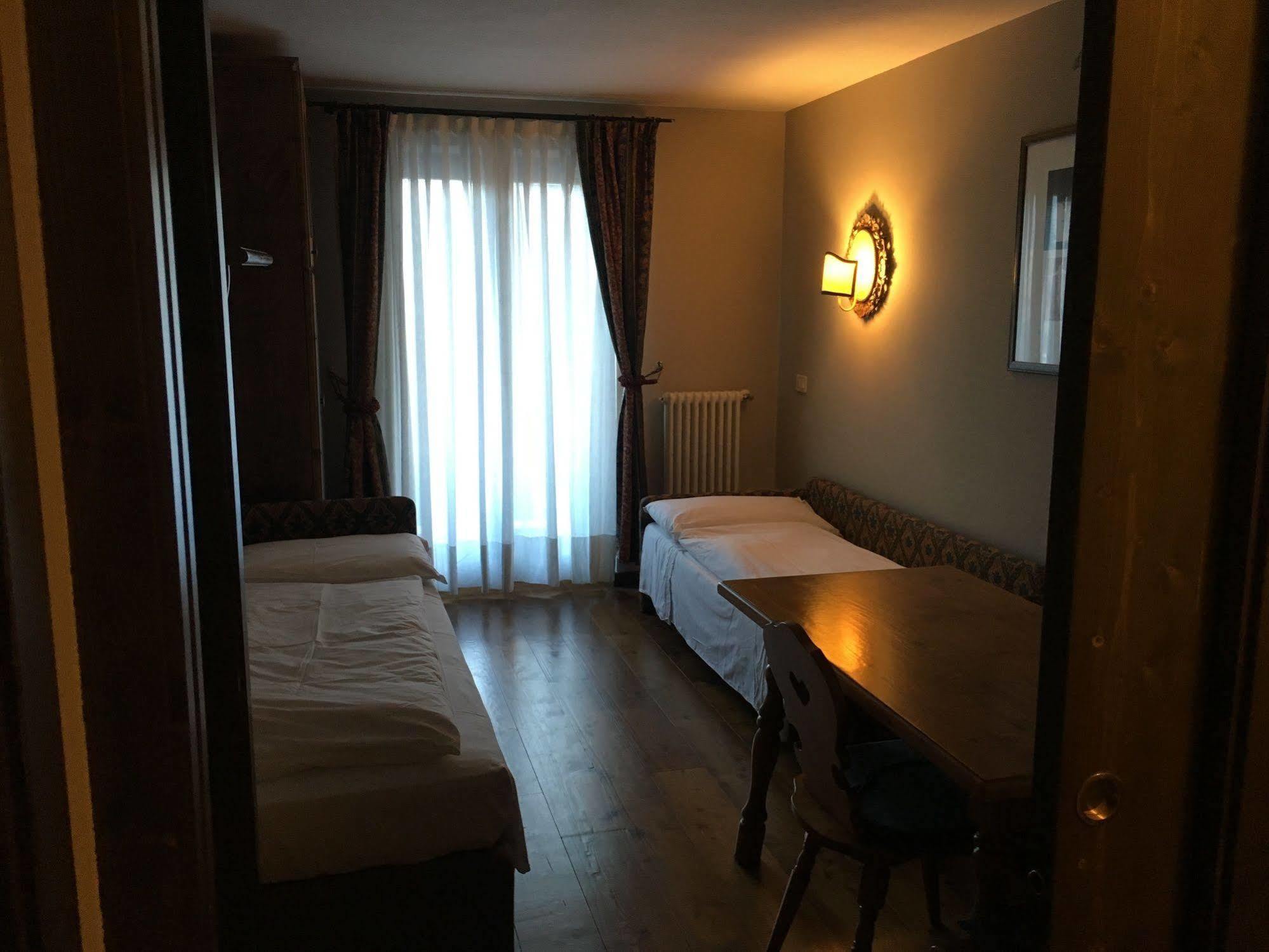 Hotel Perla มาดอนนาดีกัมปิโญ ภายนอก รูปภาพ
